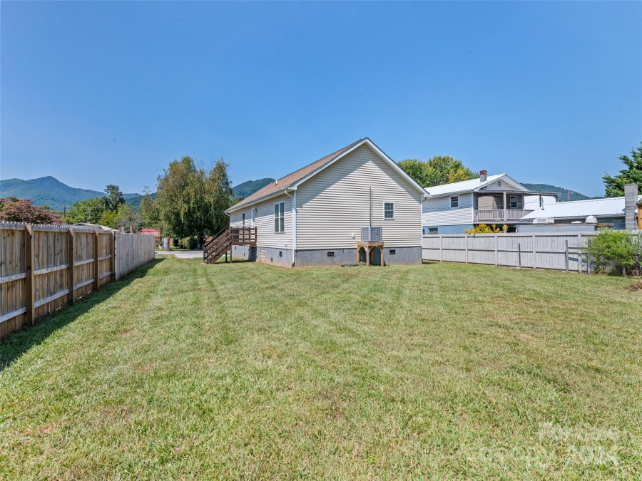 721 Camelot Dr Waynesville, NC 28786