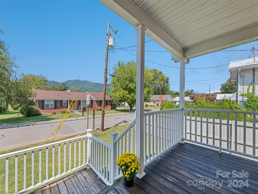 721 Camelot Dr Waynesville, NC 28786