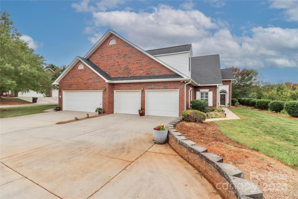 1372 Royalty Cir Statesville, NC 28625