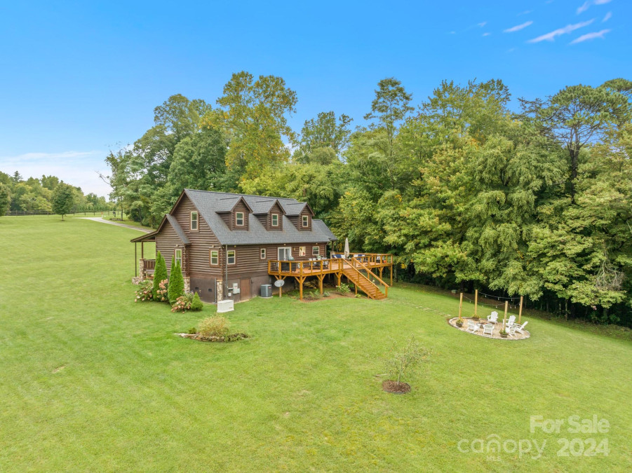 185 Grand Oaks Dr Hendersonville, NC 28792