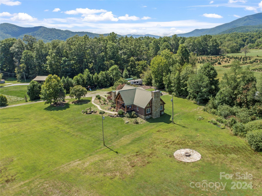 100 Mill Race Ln Burnsville, NC 28714