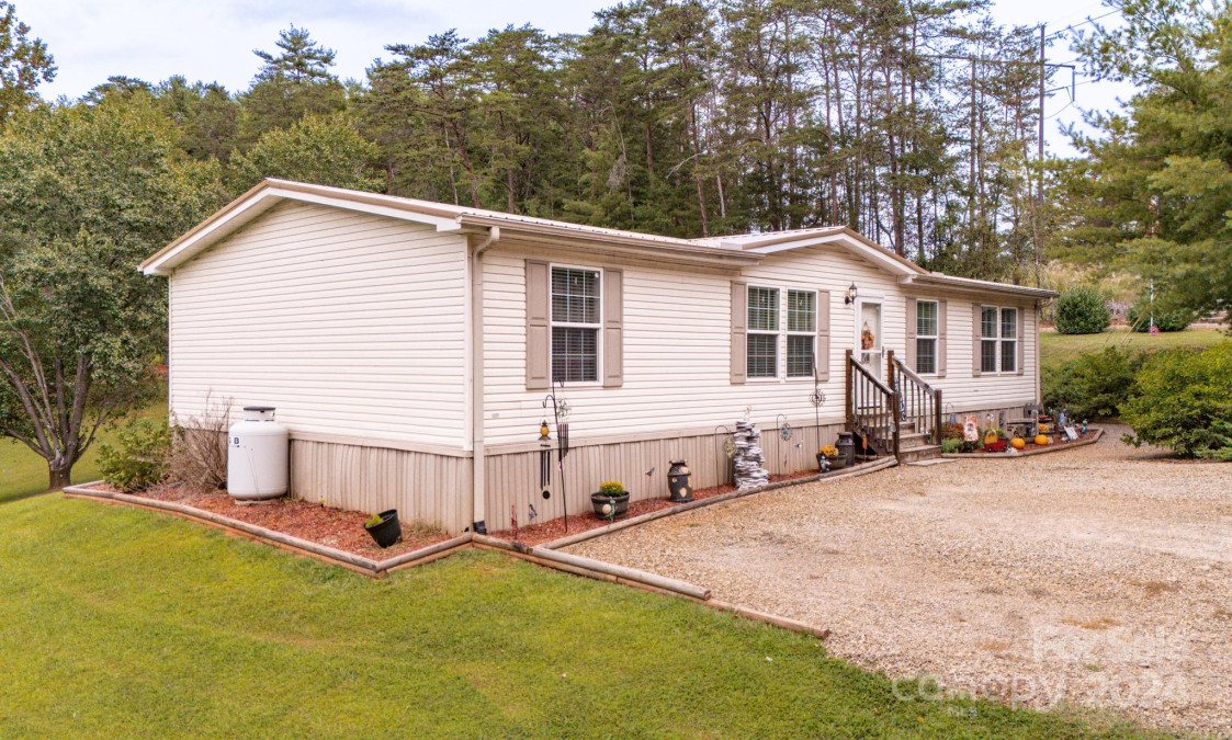 81 Pine Mount Rd Weaverville, NC 28787