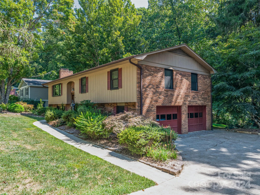 31 Ballantree Dr Asheville, NC 28803