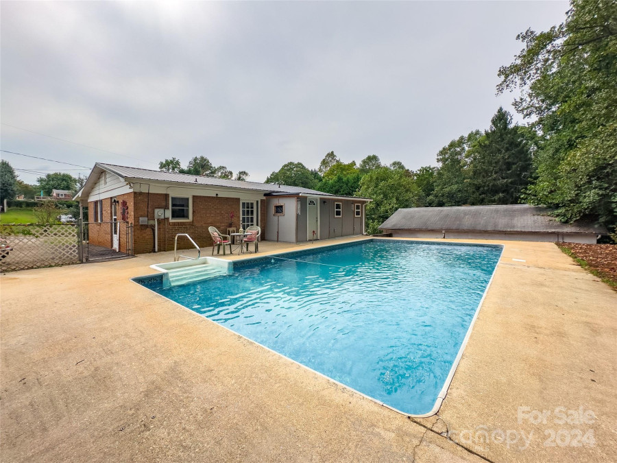 2474 Greenway St Lenoir, NC 28645