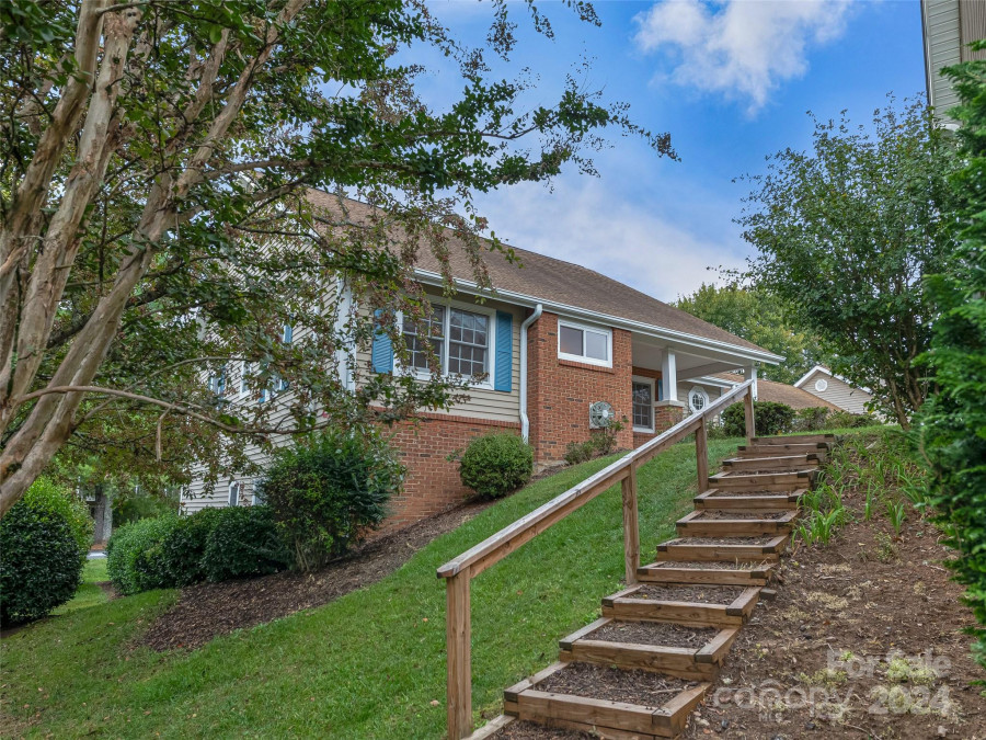 1115 Citation Cir Hendersonville, NC 28739