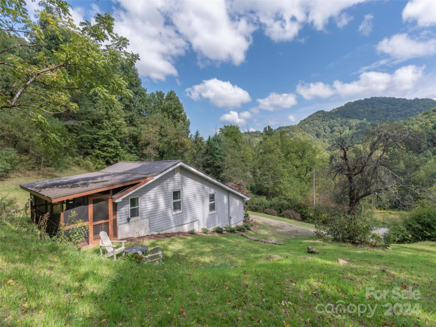 883 Price Town Rd Clyde, NC 28721