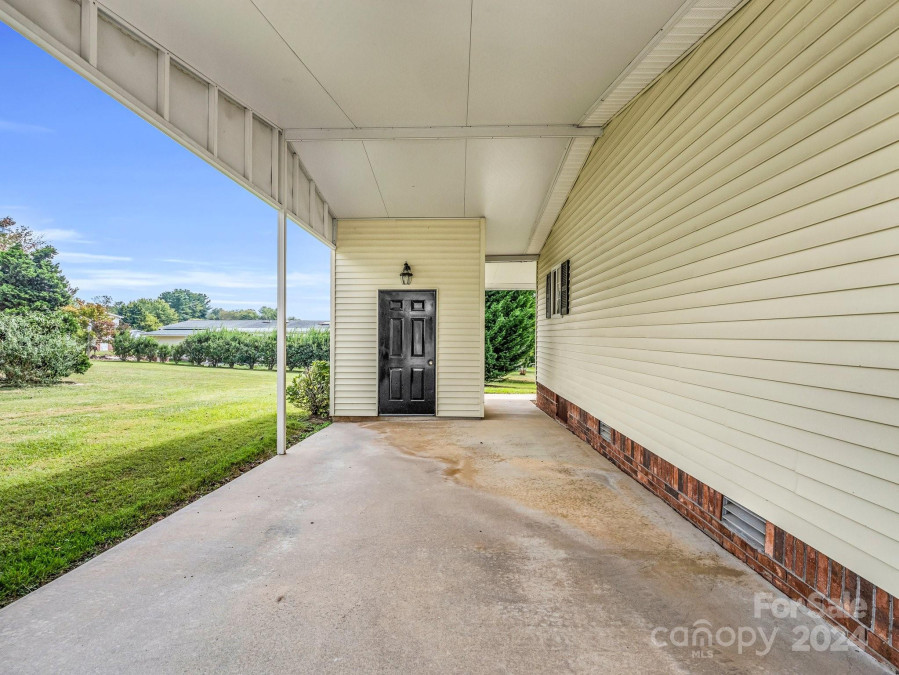 4 Charles Ln Hendersonville, NC 28792