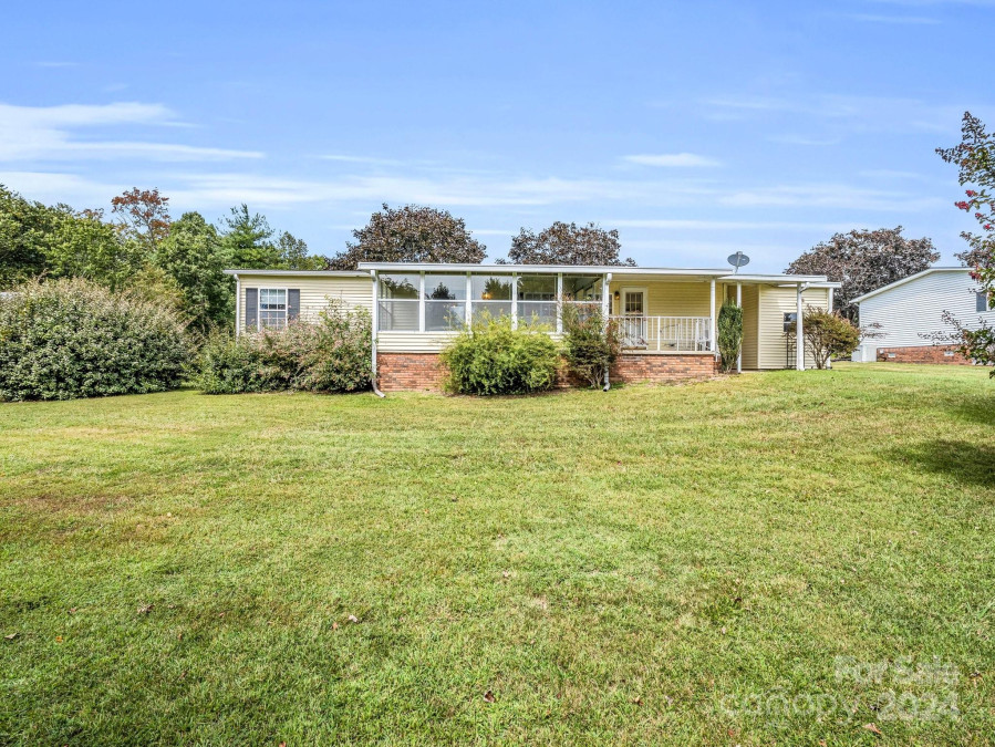 4 Charles Ln Hendersonville, NC 28792