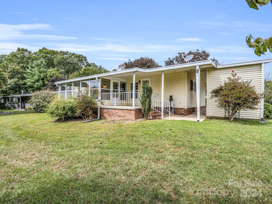 4 Charles Ln Hendersonville, NC 28792