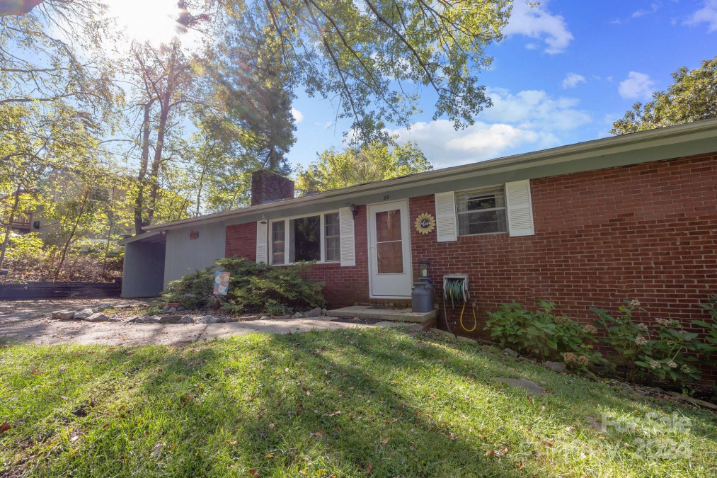 28 Pine Ln Asheville, NC 28806