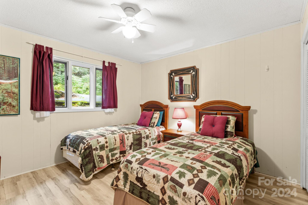 925 Winter Star Loop Burnsville, NC 28714