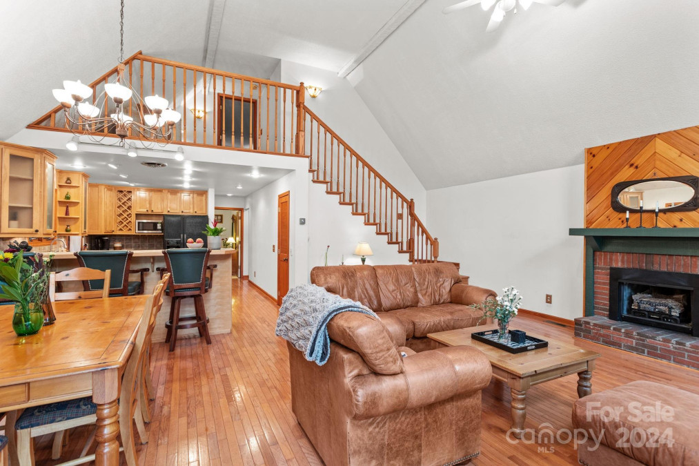 925 Winter Star Loop Burnsville, NC 28714