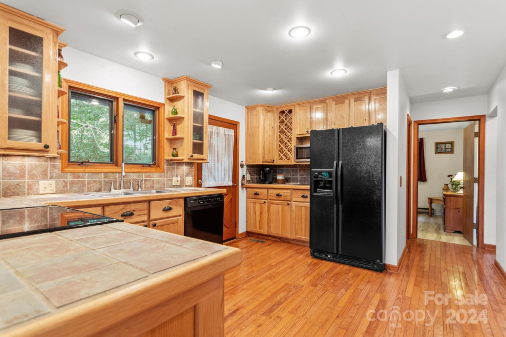 925 Winter Star Loop Burnsville, NC 28714