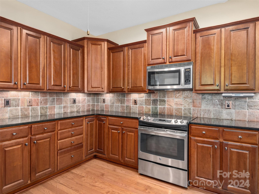 54 Deep Valley Ln Hendersonville, NC 28791