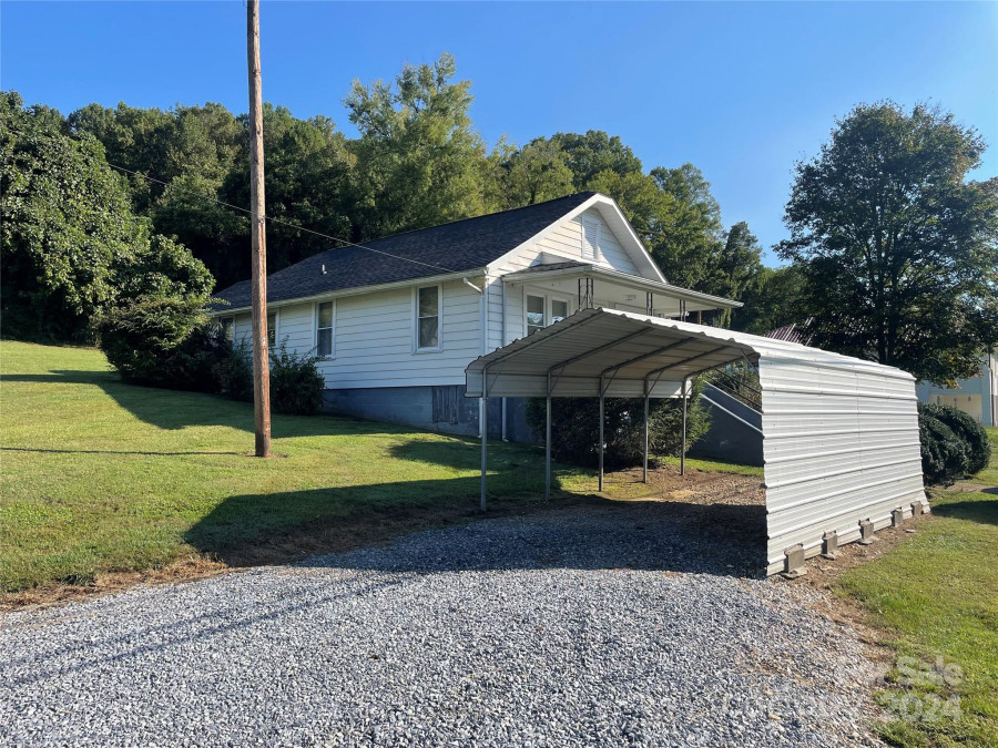 360 Old Catawba River Rd Old Fort, NC 28762