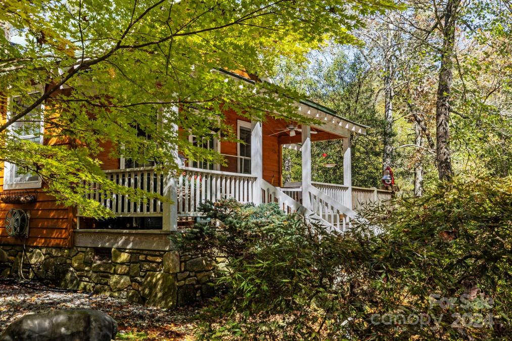 1051 Kim Miller Rd Lake Toxaway, NC 28747