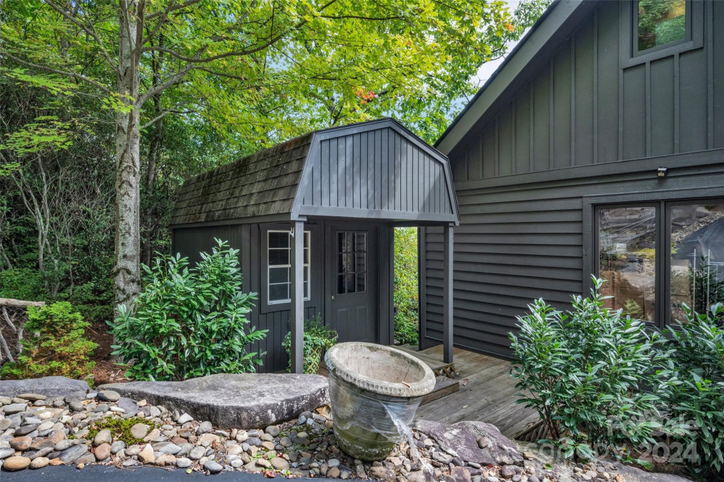 96 Moltz Ct Lake Toxaway, NC 28747