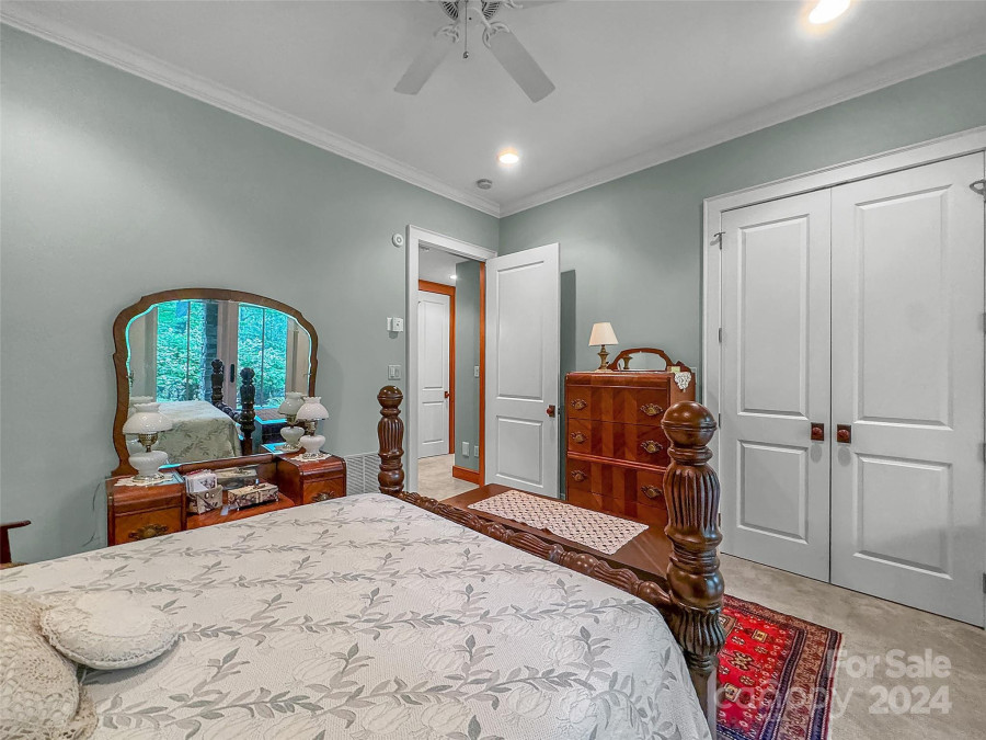 34 Village Springs Ln Hendersonville, NC 28739