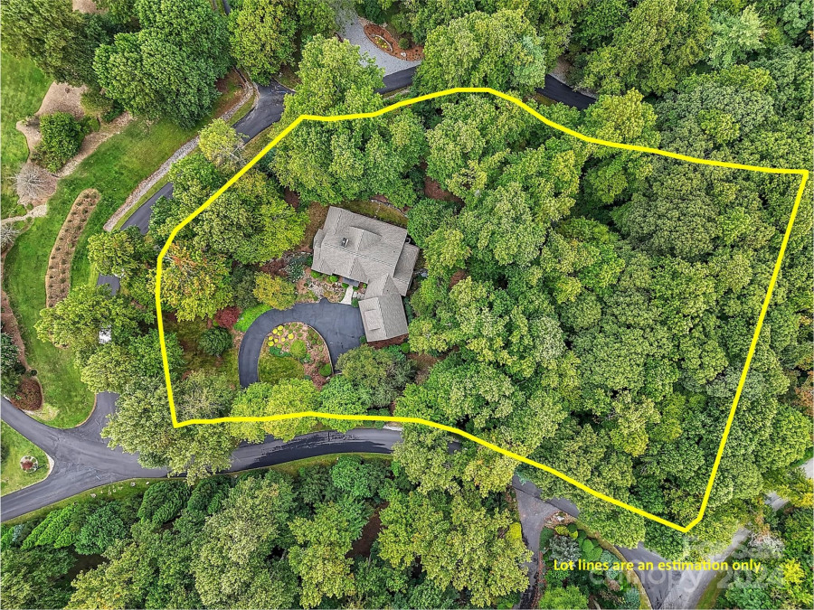 34 Village Springs Ln Hendersonville, NC 28739