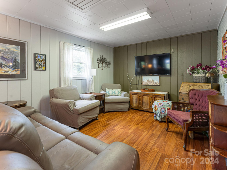 365 Queen St Hendersonville, NC 28792