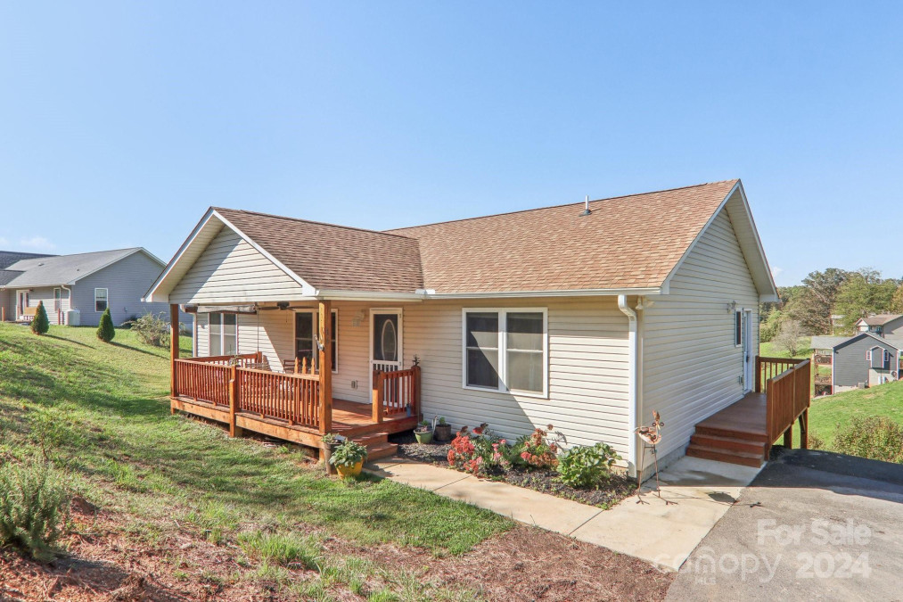 16 New Clayton Extension Weaverville, NC 28787