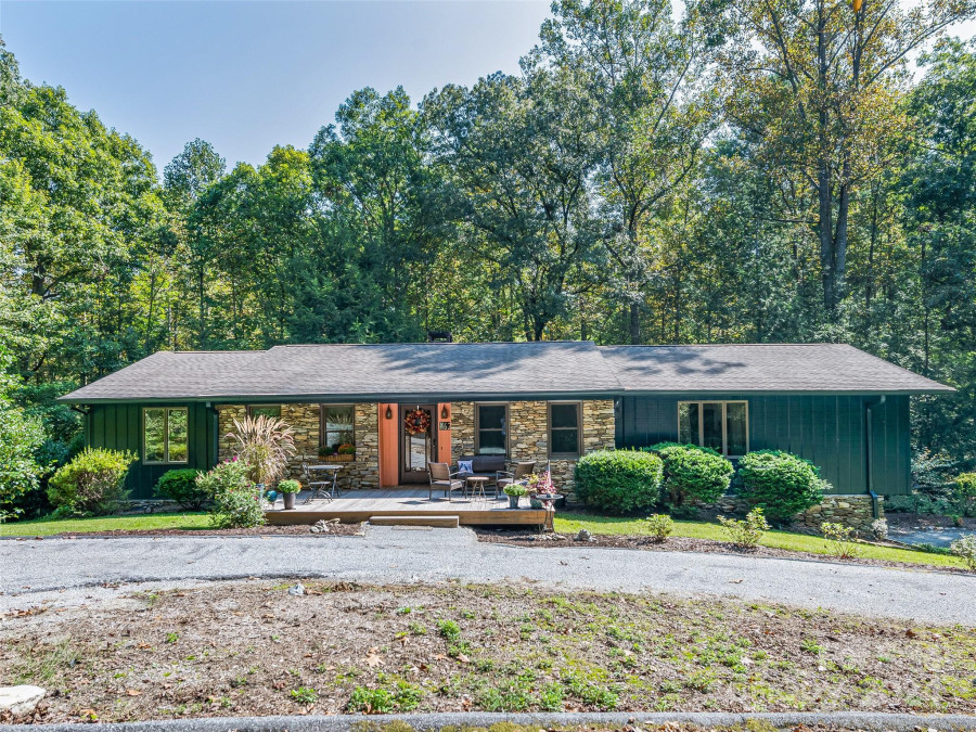 62 Lakewood Cir Hendersonville, NC 28739