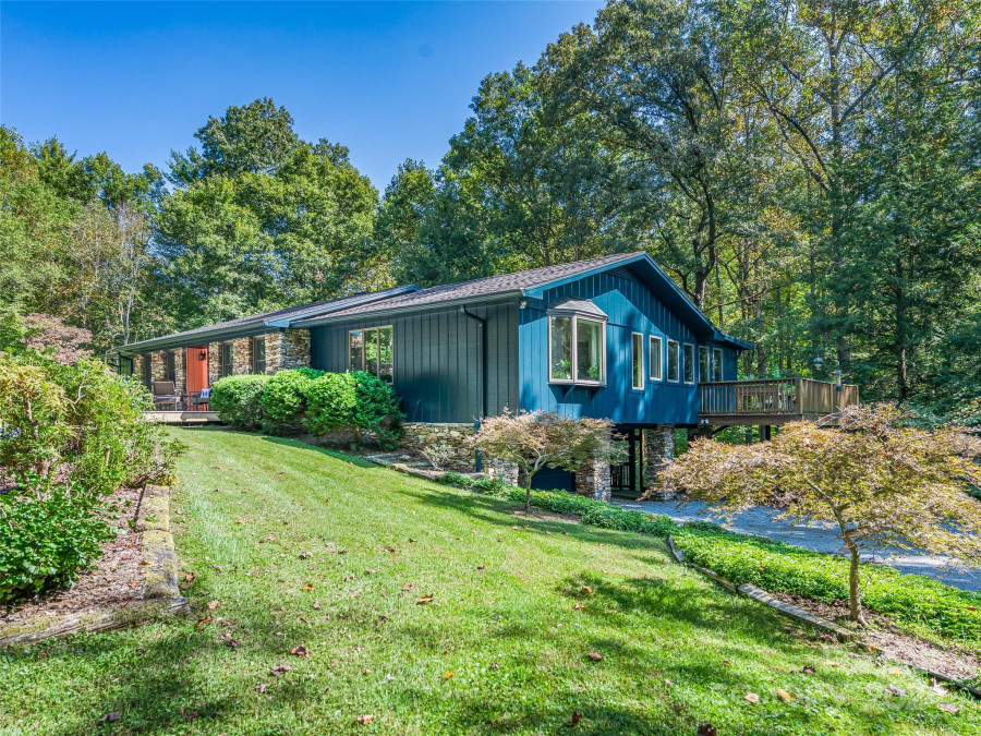 62 Lakewood Cir Hendersonville, NC 28739