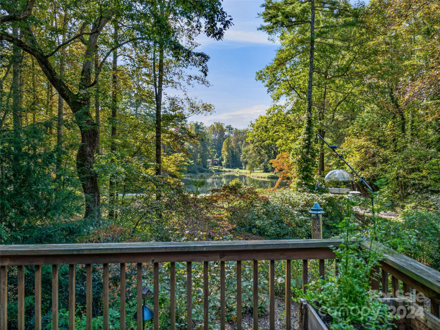 62 Lakewood Cir Hendersonville, NC 28739