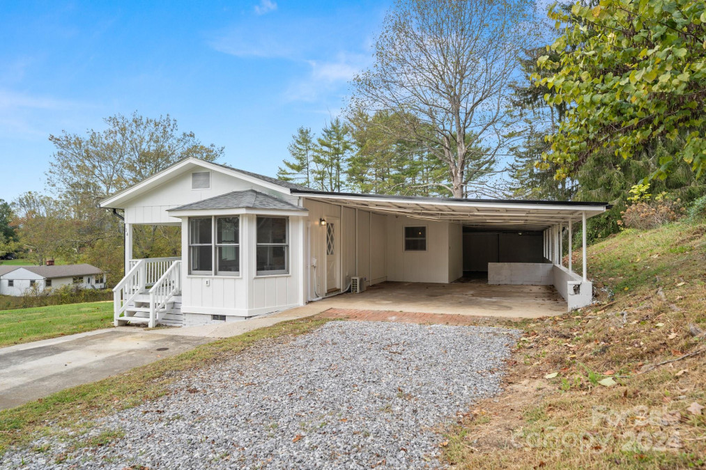 24 Daniel Ridge Rd Candler, NC 28715