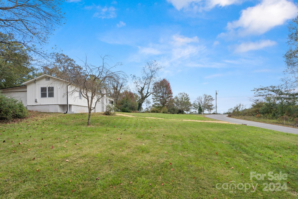 24 Daniel Ridge Rd Candler, NC 28715