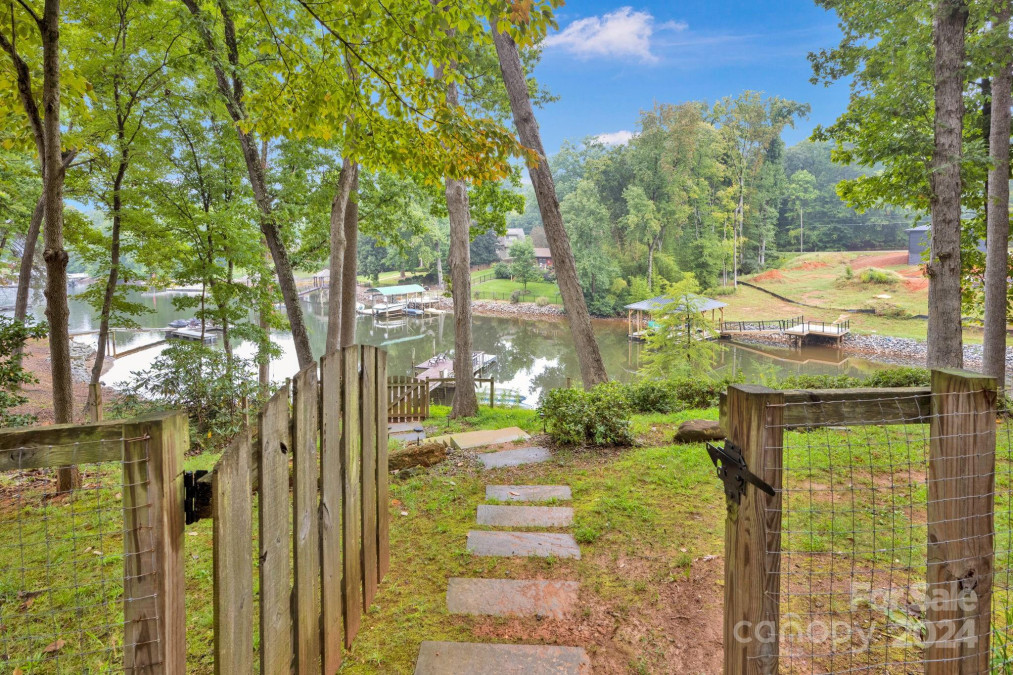 470 Lakeview Shores Loop Mooresville, NC 28117