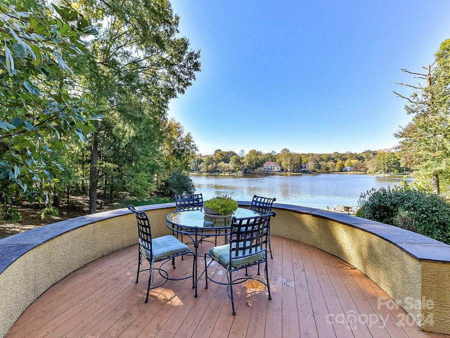 524 Shoreline Dr Matthews, NC 28104