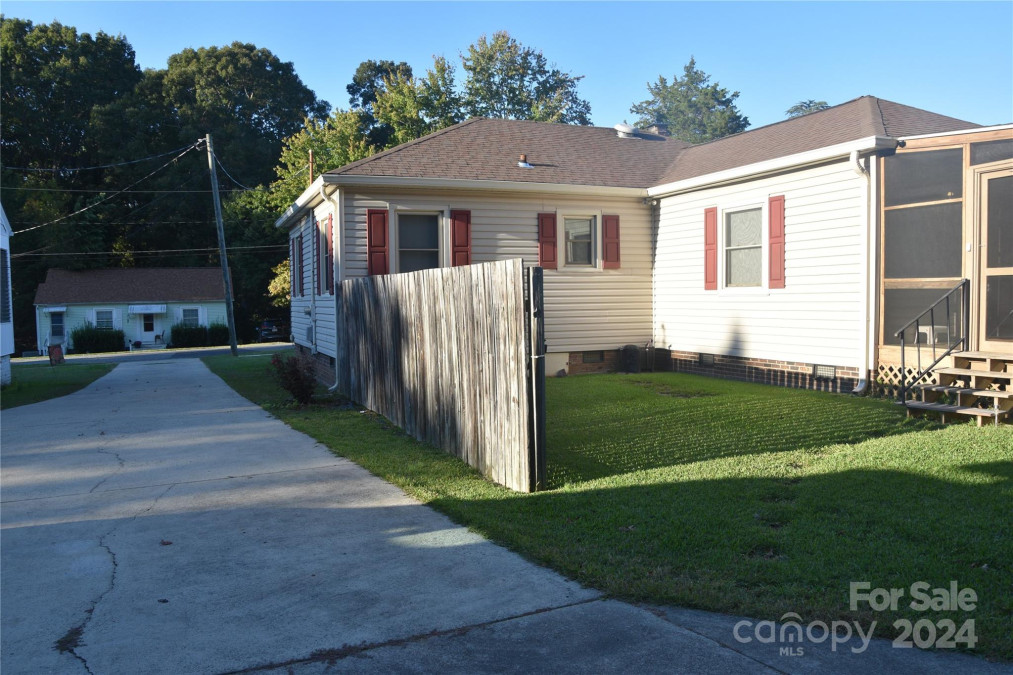 208 Parkwood St Stanley, NC 28164