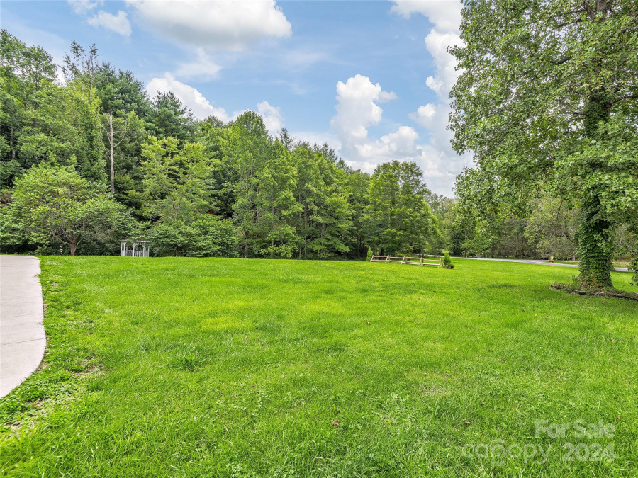 86 Clayton Lake Rd Waynesville, NC 28785