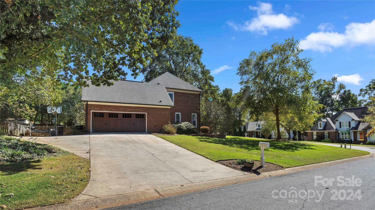 810 Woodmoore Ln Kannapolis, NC 28081