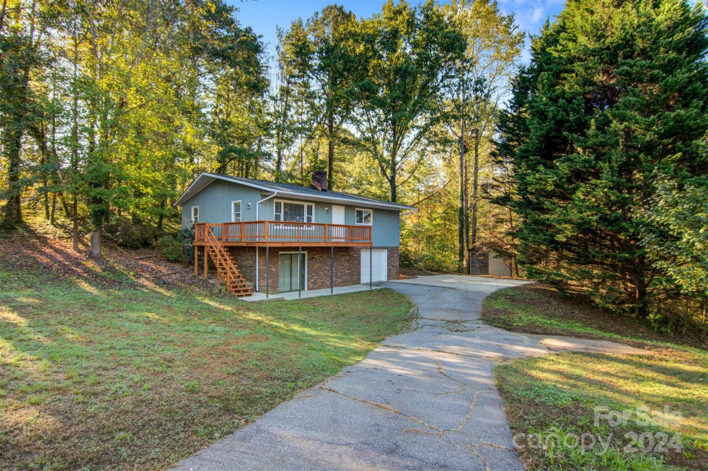 2440 Crestview St Morganton, NC 28655