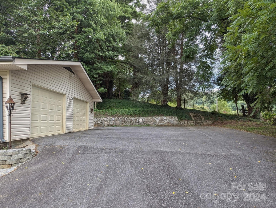 64 Hilltop Dr Waynesville, NC 28786