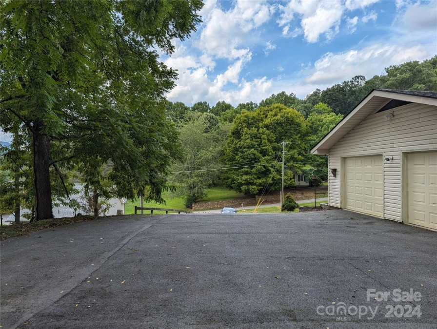 64 Hilltop Dr Waynesville, NC 28786