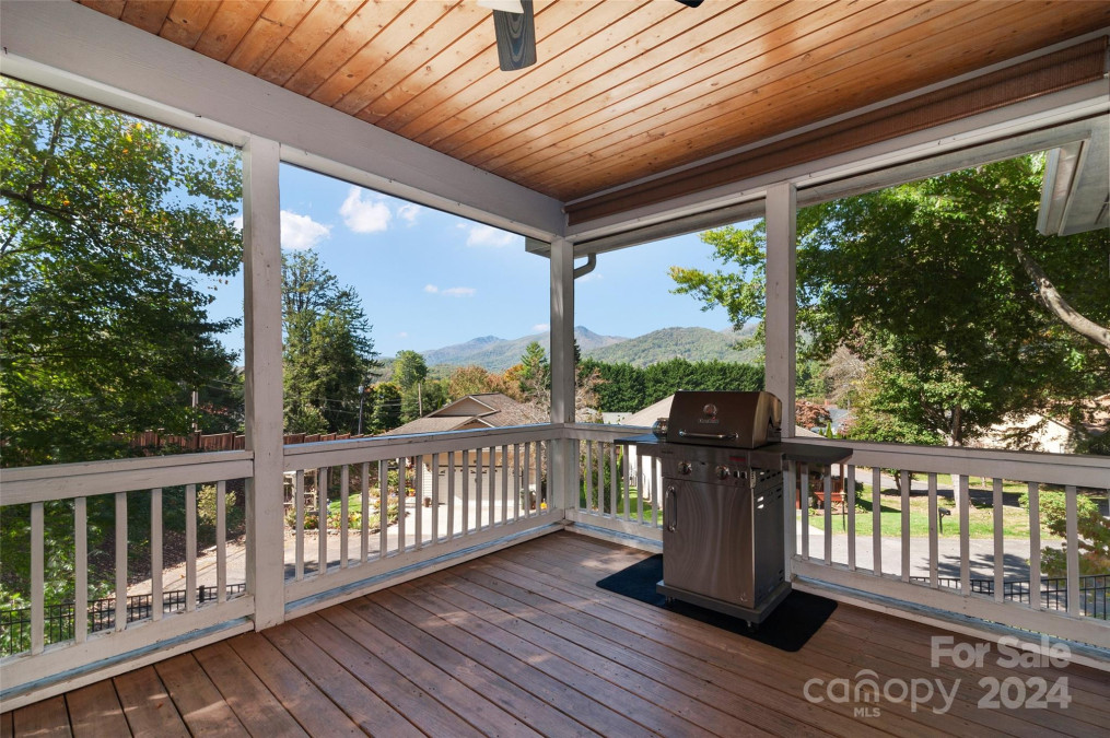 29 Lingering Shade Ln Waynesville, NC 28786