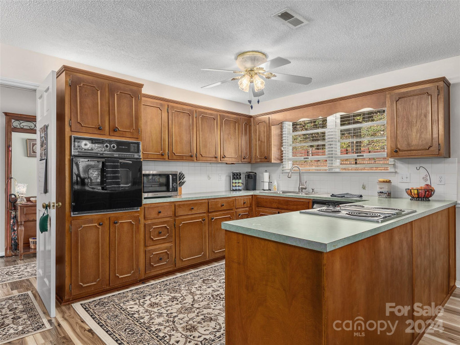 930 Scenic Cir Waynesville, NC 28786