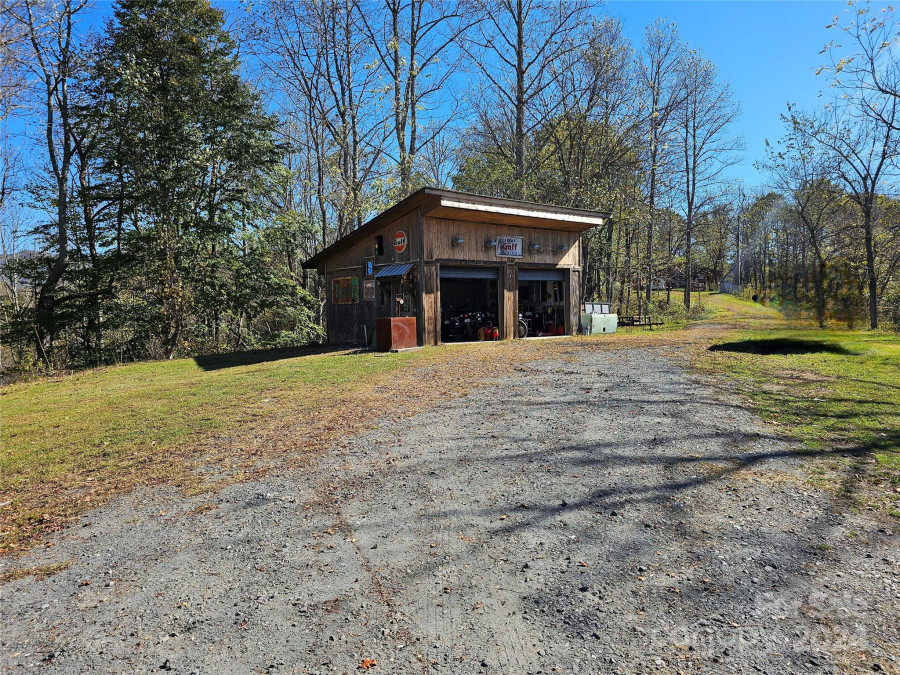 926 Charlie Deyton Rd Green Mountain, NC 28740