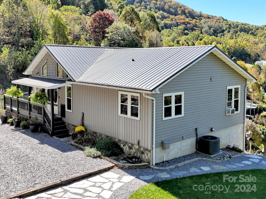 297 Gordon Dr Waynesville, NC 28786