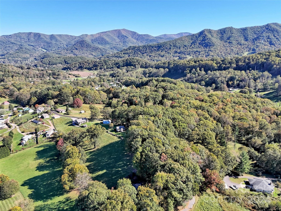 64 Mclean Ln Waynesville, NC 28786