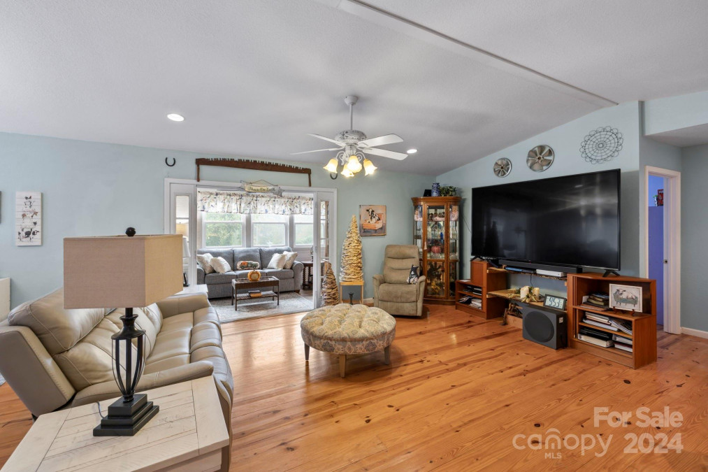 60 Acorn Ln Pisgah Forest, NC 28768