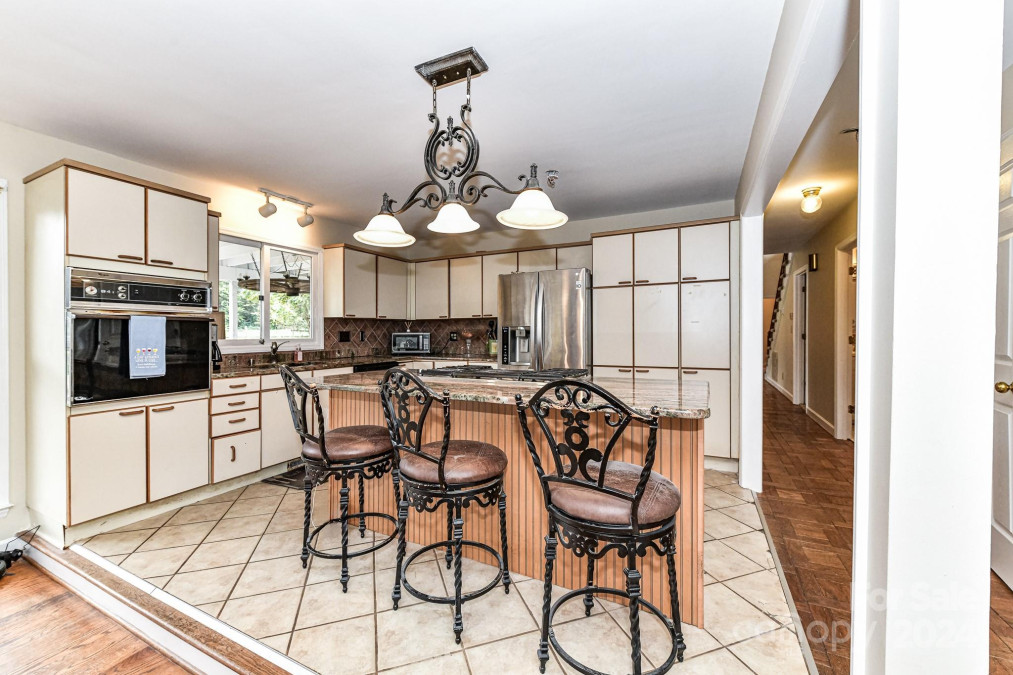 1641 Chestnut Ln Matthews, NC 28104