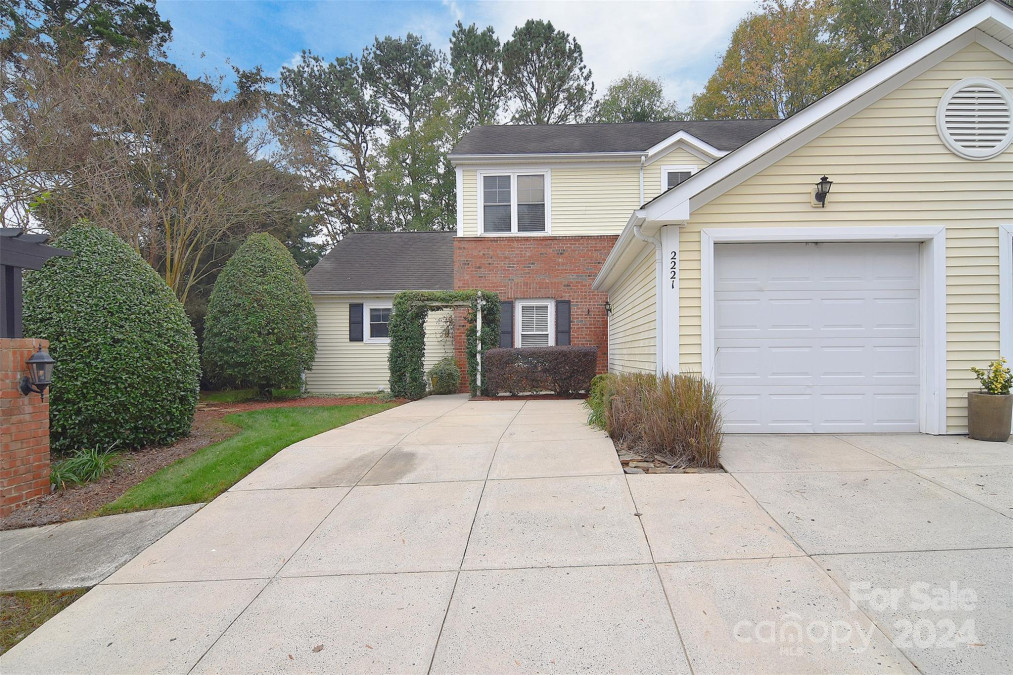 2221 Oak Hill Village Ln Charlotte, NC 28217