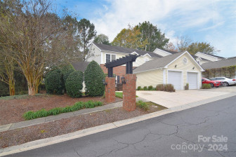 2221 Oak Hill Village Ln Charlotte, NC 28217