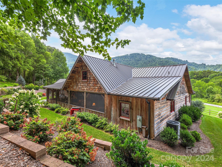 1279 Raccoon Rd Waynesville, NC 28786