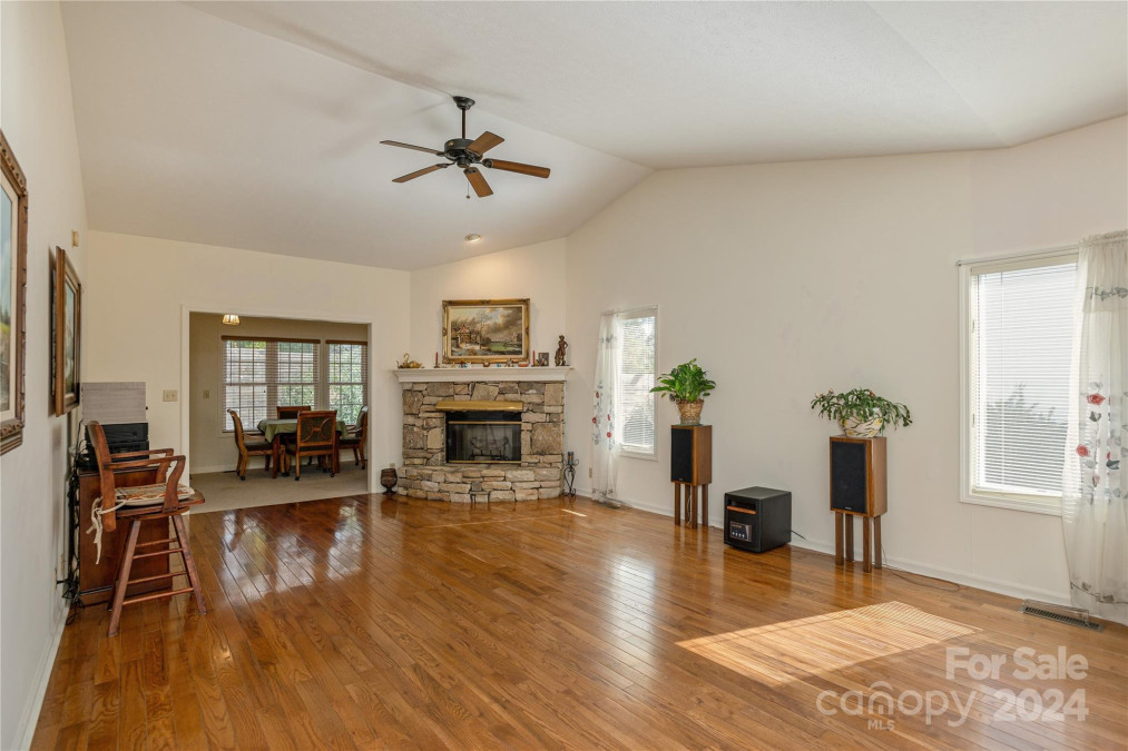 3 Country Meadows Ln Hendersonville, NC 28792