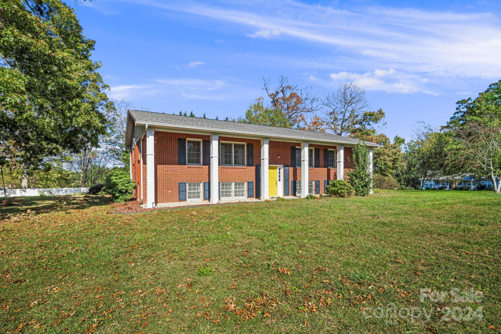 69 Regal Knolls Dr Mills River, NC 28759